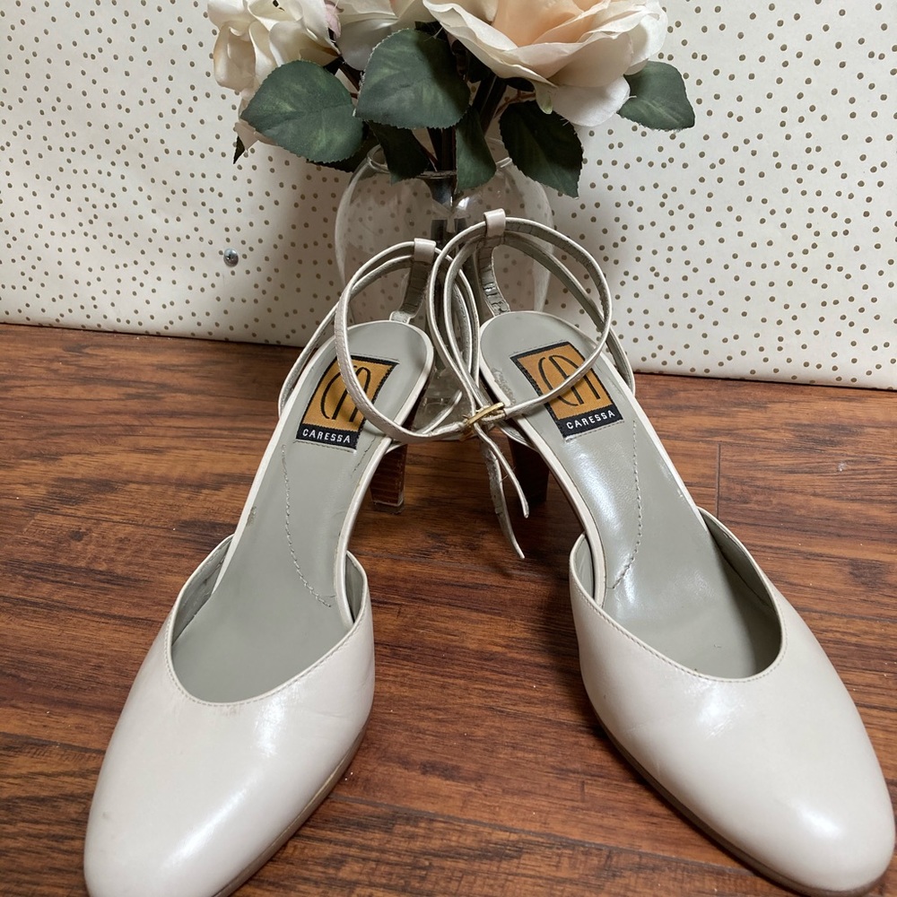Caressa Mod Retro White and Wood Round Toe Heels